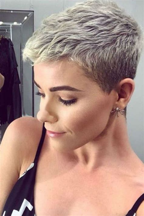 Coupe courte sur cheveux gris : 30 coiffures tendances en 2024